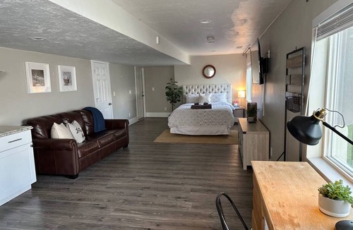 Sunset Heights Apartment | Sleepy Ridge Studio, Self Check-in, Free Parking