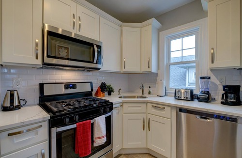 Roxbury Apartment | Spacious 2bd/1ba | Free Parking | 3D TOUR 9372