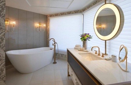 Toronto Entertainment District Apartment | Spacious 2BR Downtown Base by Metro Toronto