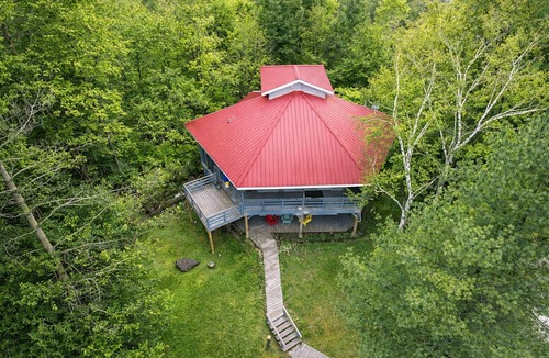 Brighton Cottage | Spacious 3+1 BR, 2 Bath Cottage with Fire Pit and Pool Table