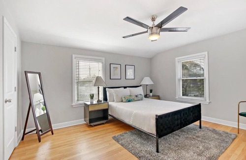 Jefferson Park Apartment | Spacious 3BR Modern Home in Jefferson Park - Carmen rep