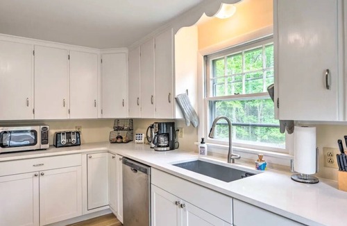 Hebron House | Spacious 4-bedroom house a quick walk to the town beach & Grey Rocks Trails