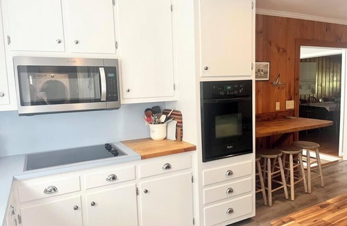The Pines Cottage | Spacious 5-Bed Beach Cottage in The Pines – Walk to Shops, Dining & Beach!