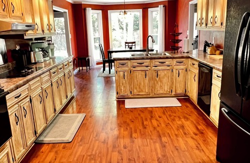 Evans House | Spacious 5BR Evans Retreat with 2 Master Suites