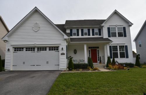 Bennsville House | Spacious 5BR w/parking near DC Sleeps 12