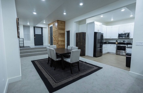 Mapleton Apartment | Spacious and modern basement apartment in serene Mapleton