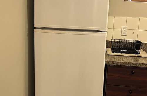 Walnut Grove House | Spacious & bright 2 bedroom suite with full kitchen and in-suite laundry!