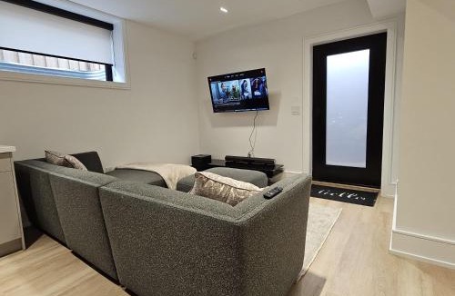 Milton Apartment | Spacious Bright 9ft Ceiling with Private Entrance