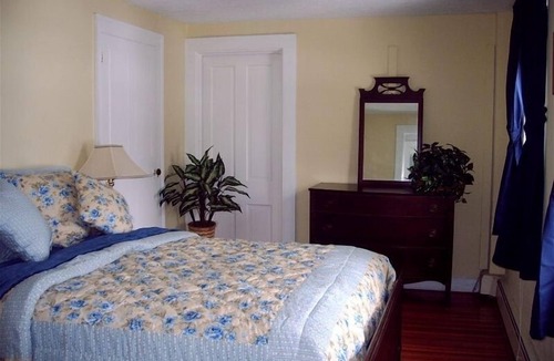 Lee House | Spacious Comfortable Charming Family Farmhouse Great Location