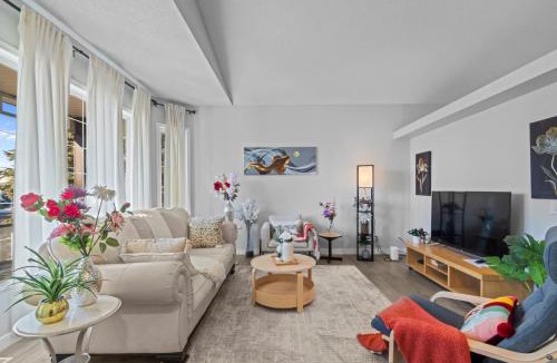 Southwest Calgary House | Spacious & Comfy Upper Floor 3BR Suite in Detached House