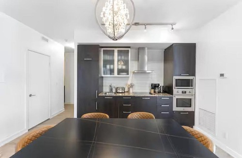 Toronto Entertainment District Apartment | Spacious Downtown 3BR Walk to Union Station