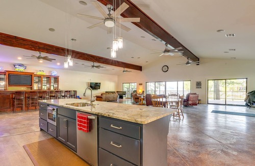 Tia Juana House | Spacious Eucha Vacation Rental w/ Lake Views!