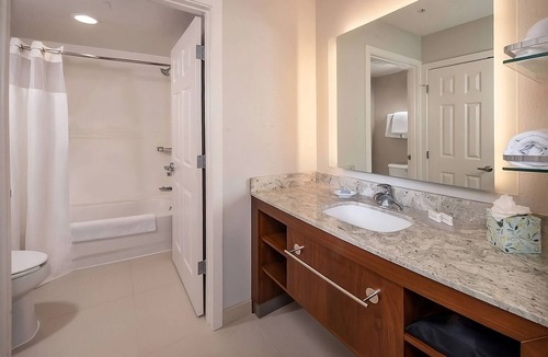 Linthicum Heights Hotel | Spacious Good-Value Accommodation! 2 Relaxing Units, w/Pool, Free Breakfast!