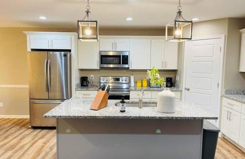 Memphis Villa | Spacious home, 3 king beds, huge backyard near UM