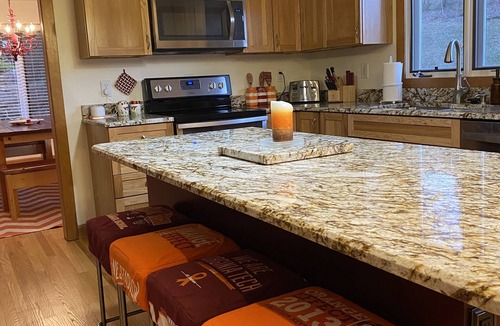 Blacksburg House | Spacious Home with Mountain Views - only 1.7 Miles from Campus