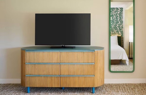 Kaanapali Hotel | Spacious Island-Style Bungalow with Garden Views and Walkable Beach Access