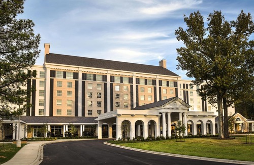 Whitehaven Hotel | Spacious Junior Living Room -Outdoor Pool -Gym -Restaurants -Airport Shuttle