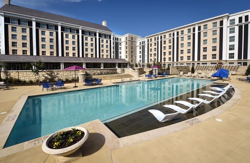 Whitehaven Hotel | Spacious Junior Living Room -Outdoor Pool -Gym -Restaurants -Airport Shuttle