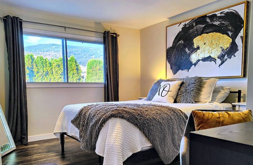 BX House | Spacious Mountain View Modern Guest Suite