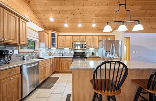 Kodak Cabin | Spacious Mountain View Cabin with 3 Bedrooms
