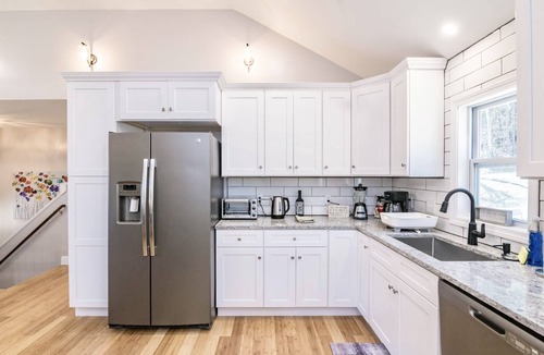 Belchertown House | Spacious Private Retreat Near Holyoke State Park!