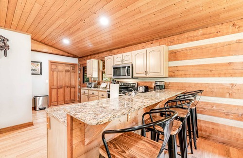 Kodak Cabin | Spacious Serene Cabin, Sleep 14, Pool, Hot Tub, Games