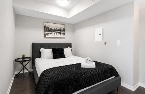 Fort York Apartment | Spacious Skyline 1BR & Den Stay