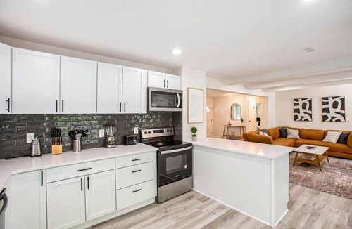 Olathe House | Spacious & Updated Getaway! Pool & Hot Tub 10 Beds