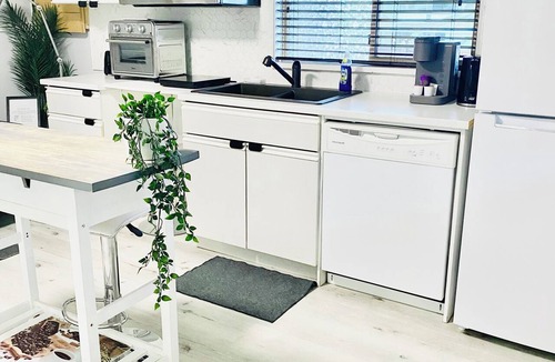 Maple Ridge House | Sparkling Modern Kitchenette Suite Close to Nature