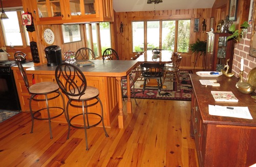 Laconia House | SPECIAL May 10% off, 2 nt. min. Lakehouse, 300’ shore, Dock, 10 Kayaks, Fire pit