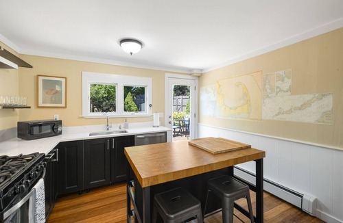 Sandwich House | Steps from Jarves St Shops, BBQ & Outdoor Shower