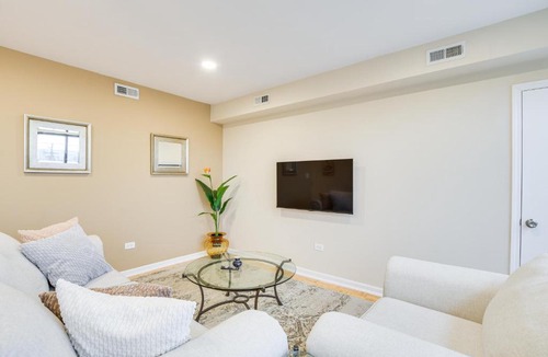 Chicago Apartment | Steps to Shops & Eats: Apt in Portage Park!