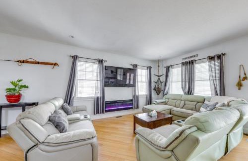 York Beach House | Steps to Short Sand Beach Retreat with Game Room!