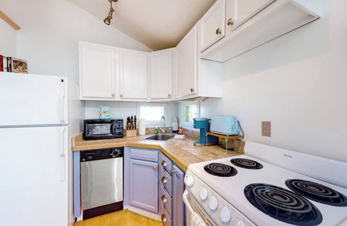 Kennebunk Apartment | Studio cottage close to beach & golf with outdoor pool, firepit, & basketball