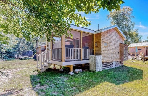 Kennebunk Apartment | Studio cottage close to beach & golf with outdoor pool, firepit, & basketball