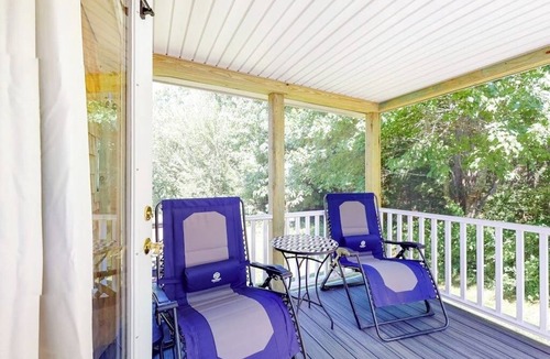Kennebunk Apartment | Studio cottage close to beach & golf with outdoor pool, firepit, & basketball