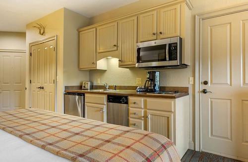 Big Cedars Apartment | Studio, Sleeps 4, at Wilderness Club, Big Cedar!