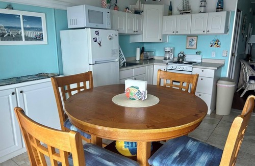 Hampton Apartment | Studio unit w/ocean view balcony, pool, WiFi and AC