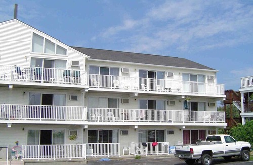Hampton Apartment | Studio unit w/ocean view balcony, pool, WiFi and AC