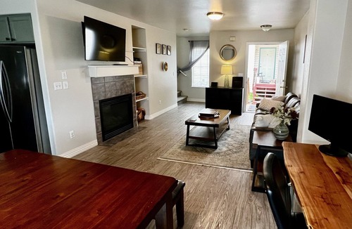 Northeast Anchorage House | Stylish, Convenient, and Cozy
