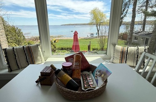 Tiny Cottage | Stylish Sandy Beach 4-Bed Waterfront
