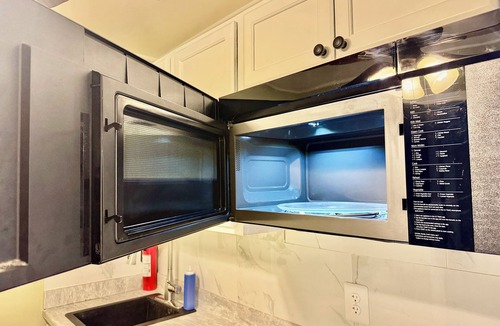 South Redlands House | Suite with kitchen and private entrance