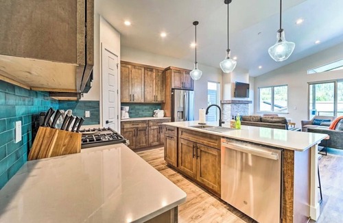 Purgatory House | Summer Vibes Only: Jacuzzi + Lake Views Just Minutes from Durango Tesla Charger