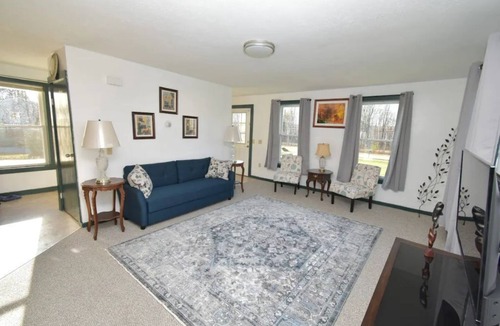 Milton Apartment | Sunny 3 Bedroom Duplex.
