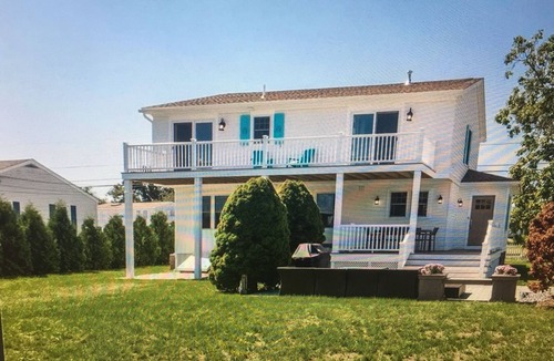 Misquamicut House | SUNNY SUMMER HOME /2 BLOCKS FROM THE BEACH /SPACIOUS YARD