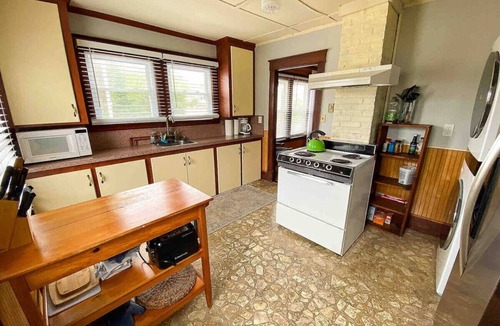 Old Orchard Beach Cottage | Surfside Beach Cottage 3 bed steps to sand