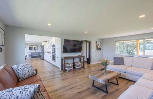 West Valley House | Sweeping Views for 26 with Fire Pit & Gym