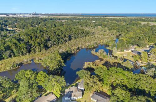 Mobile House | Tara's Riverfront Hideaway