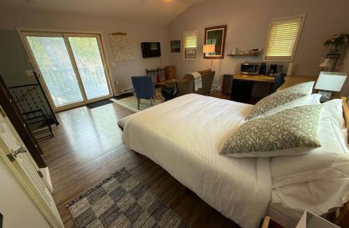West Saugerties House | The Artist’s Studio | Guesthouse in Saugerties