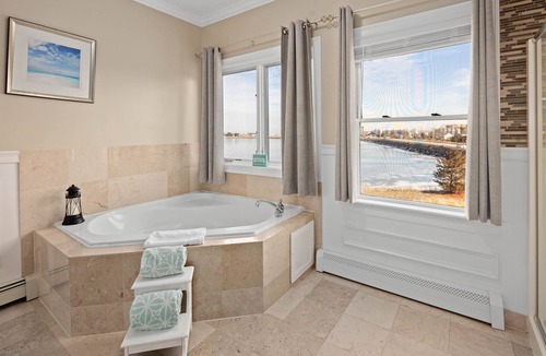 Hull Bed & Breakfast | The Beacon Waterfront Inn